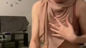 Ukhti Jilbab Coklat Kesakitan dientot