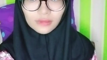 Bokep Indo Ella Jilbabers Berkacamata Spill Belahan Susu