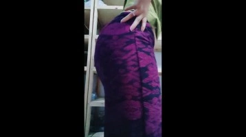 Tante Moon Nungging Pamerin Bokongnya ID 90439212 Mango Coklat