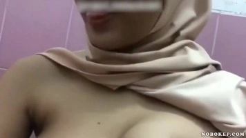 Bokep Indo Jilbab Kak Esya Pap Toket