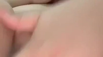 Bokep Jilbab – Seorang Gadis Hijab Semoka Ngangkang Omek Tembemnya