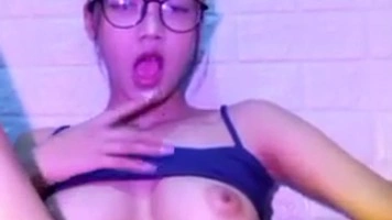 Bokep Panya ABG Jilbab Gak Puas Omek Jari Pake Dildo