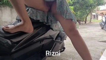 Wow Cewek Ini Eksib Colmek di Motor Halaman Kontrakan Viral