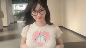 Arachu Mulai Eksib Pap Toket Kecil di Taman Apartemen