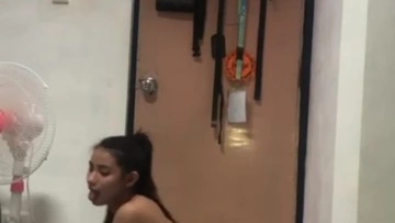 Colmek Nungging Dildo Hitam di Kost-an
