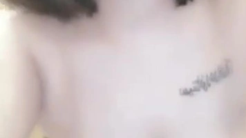Bokep Indo Cewek Tobrut Ngangkang Omek di Kursi
